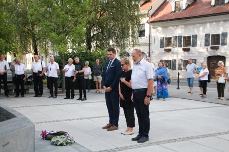 Položitev venca na Spominski svečanosti na Trgu talcev